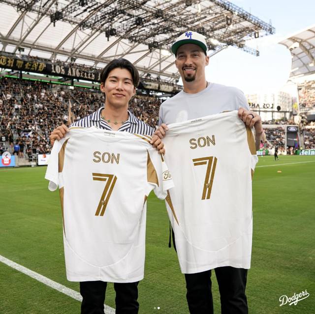 김혜성(왼쪽)과 블레이크 스넬. /사진=LAFC SNS