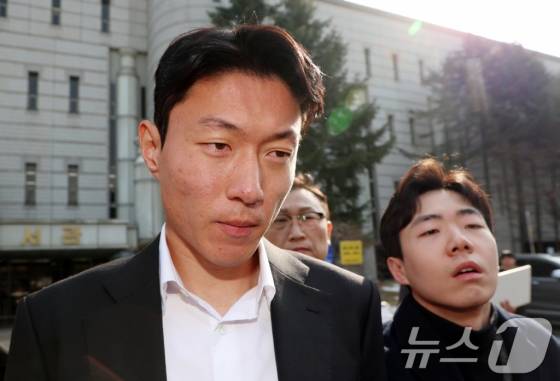 황의조 전 축구 국가대표가 지난 2월 서울 서초구 서울중앙지방법원에서 열린 성폭력범죄의처벌등에관한특례법위반(카메라등이용촬영) 선고를 마치고 나오고 있다. /사진=뉴스1