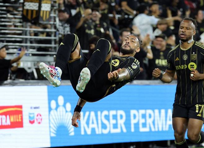 LAFC 공격 콤비 손흥민과 드니 부앙가가 22일 레알 솔트레이크 시티와의 홈 경기에서 4골을 합작한 뒤 MLS 공식 홈페이지는 '부앙가가 최근 네 경기에서 두 차례 해트트릭을 기록했다. 그의 골 결정력은 손흥민과 함께 뛴 이후 눈에 띄게 향상됐다'고 평가했다. 미국 '시티즌 트리뷴'은 '손흥민은 토트넘 시절 해리 케인과 함께 잉글리시 프리미어리그 역사적인 공격 듀오를 만들었다. 이제 그는 MLS에서도 또 다른 파트너십을 만들어가고 있다'고 했다. 미국 스포츠 전문 매체 '스포팅 트리뷴'은 '손흥민과 함께라면 부앙가가 골든부츠 경쟁에서 메시와 끝까지 맞붙을 수 있다'며 '손흥민의 가세로 부앙가는 단순히 팀 내 에이스를 넘어 리그 전체를 대표하는 스트라이커로 성장하고 있다'고 했다. 연합뉴스