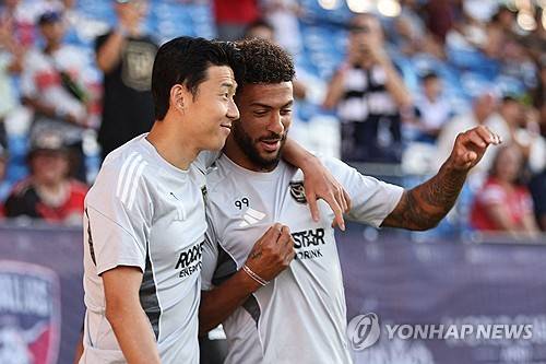 손흥민이 '킹 메이커'가 될 수 있을까. 로스앤젤레스FC(LAFC)의 새로운 공격 콤비인 '흥부 듀오' 손흥민과 드니 부앙가의 호흡이 점점 좋아지면서 현지에서는 미국프로축구 메이저리그사커(MLS) 득점 선두로 올라선 부앙가가 손흥민의 도움에 힘입어 리오넬 메시와 시즌 막판까지 득점왕 경쟁을 펼칠 수 있을 거라는 전망이 나오고 있다. 사진 연합뉴스