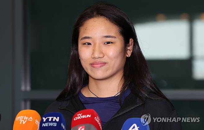 우승 소감 밝히는 안세영 (영종도=연합뉴스) 이진욱 기자 = 2025 세계배드민턴연맹(BWF) 월드투어 슈퍼 750 중국 마스터스 여자 단식에서 우승한 안세영이 22일 인천국제공항 제1터미널로 귀국, 소감을 밝히고 있다. 2025.9.22 cityboy@yna.co.kr