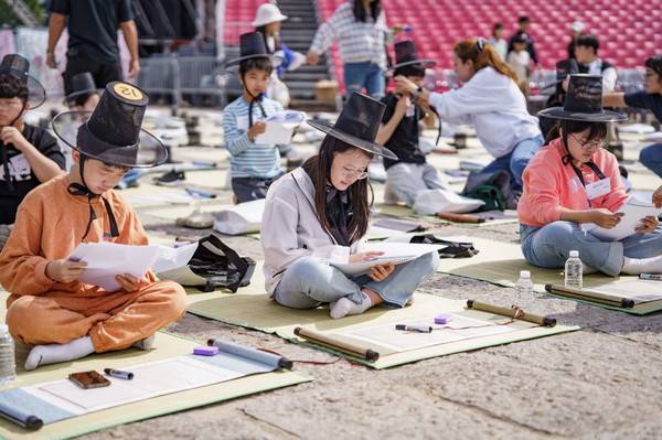 지난해 수원화성문화제 별시 참가자들이 과거시험을 보고 있다.