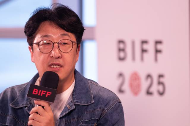 22일 오후 부산 해운대구 영화의전당 시네마운틴에서 열린 '아주담담 씬스틸러:장면을 훔친 사람들'에 등장한 배우 현봉식이 질문에 답하고 있다. 정성운 인턴기자