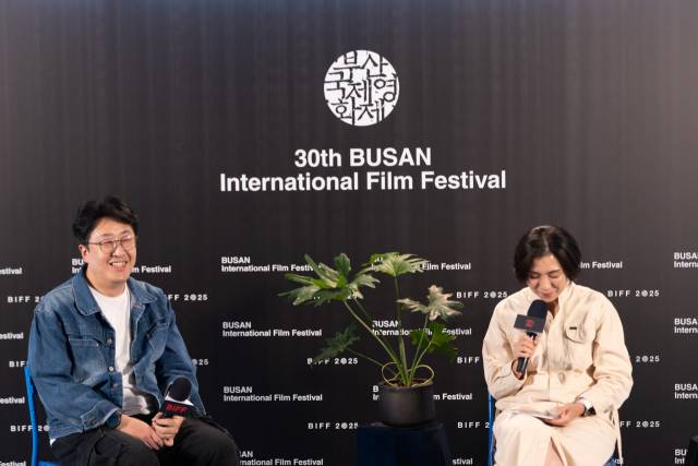 22일 오후 부산 해운대구 영화의전당 시네마운틴에서 열린 '아주담담 씬스틸러:장면을 훔친 사람들' 현봉식 편. 단답형 대답이 계속되자 이어지자 사회를 맡은 김초희 감독이 긴 답변을 이끌 질문을 구상하느라 애를 먹었다. 정성운 인턴기자