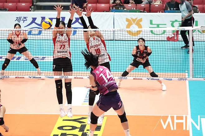 페퍼저축은행 하혜진 박정아(우측)가 흥국생명 정윤주의 공격을 막고 있다