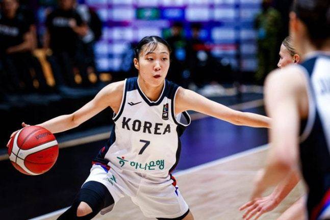 한국 16세 이하 여자 농구 대표팀 한예담(춘천여고)이 23일 말레이시아 스름반 아레나에서 열린 아시아컵 조별리그 A조 2차전 호주와 경기에서 드리블을 하고 있다.FIBA 홈페이지 캡처)