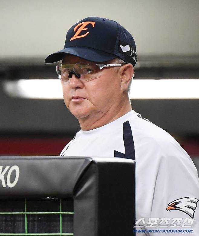 17일 광주 기아챔피언스필드에서 열린 한화-KIA전. 한화 김경문 감독이 경기를 지켜보고 있다. 광주=정재근 기자 cjg@sportschosun.com/2025.9.17/