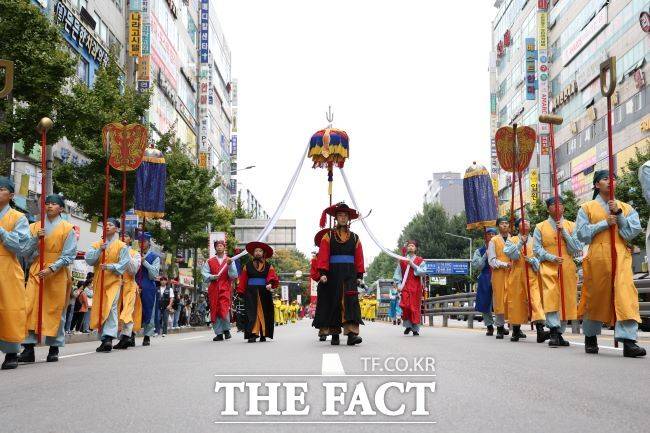 정조대왕 능행차 재현 화성구간 행렬. /화성시