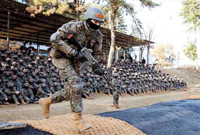 뉴스1각개전투하는 훈련병 충남 논산 육군훈련소 각개전투 훈련장에서 훈련병이 K2 소총을 들고 뛰어가고 있다. 지난 15년간 20대 남성 인구는 15.8% 줄어들었지만, 우리 군 병력은 30.7% 줄었다. 포퓰리즘성 ‘군 복무 기간 단축’이 영향을 줬다는 분석이 나온다.