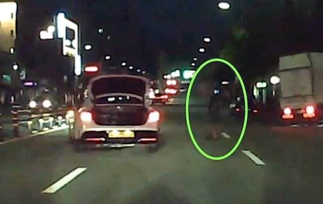 지난달 20일 오전 5시15분쯤 대전시 동구 용전동의 한 도로에서 망치를 들고 지나는 차량을 위협한 혐의를 받는 60대의 모습. /대전경찰청