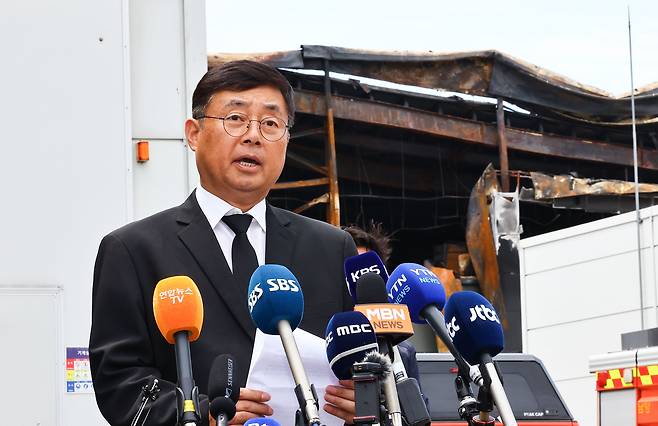 아리셀 모회사 에코넥스 박순관 대표가 작년 6월 25일 경기 화성 일차전지 업체 아리셀 공장 화재 사고 현장에서 취재진의 질문에 답변하고 있다. /뉴스1