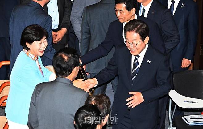 이재명 대통령이 지난 6월 26일 국회에서 추가경정예산안 시정연설을 마친 뒤 서영교 더불어민주당 의원과 악수하고 있다. ⓒ국회사진기자단