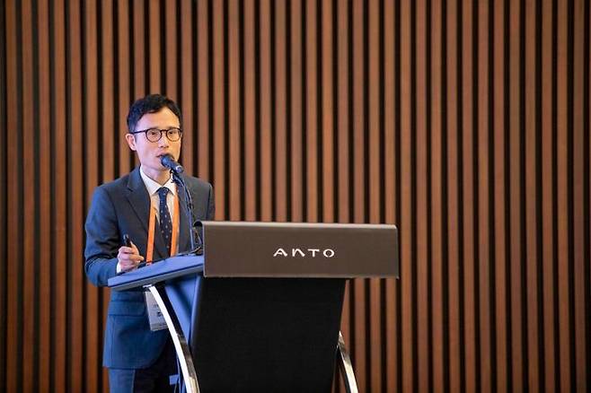 조성일 정상북한산리조트 대표가 23일 서울 강북구 한화호텔앤드리조트의 하이엔드 리조트 '안토' 그랜드볼룸에서 열린 안토 미디어 투어에서 환영사 및 브랜드 설명을 하고 있다.ⓒ한화호텔앤드리조트