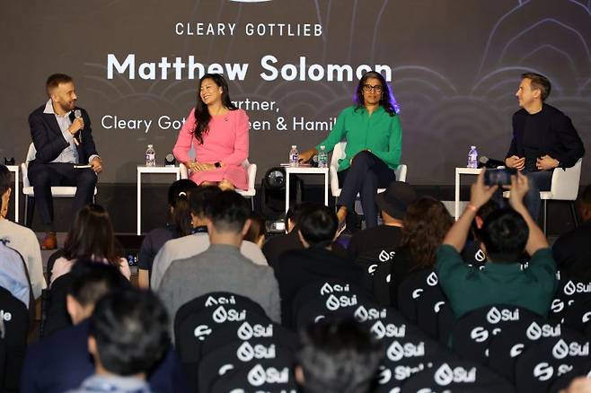 23일 서울 광진구 워커힐 호텔앤리조트에서 열린 '코리아블록체인위크2025(KBW2025)' 메인 컨퍼런스인 '임팩트(KBW2025:IMPACT)'에서 레오 슈워츠 포춘 수석기자(왼쪽부터), 캐롤라인 D. 팜 미국 상품선물거래위원회(CFTC) 위원장 대행, 셰일라 워런 프로젝트 리버티 연구소 대표이사(CEO), 매튜 솔로몬 파트너 변호사가 패널토론을 하고 있다. 사진=서동일 기자