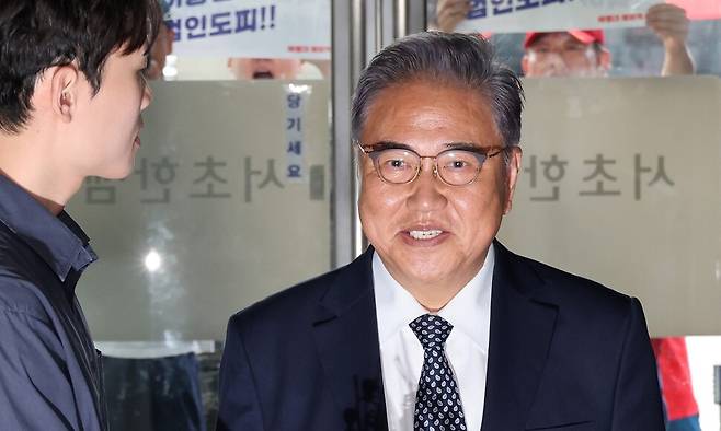 박진 전 외교부 장관이 23일 오전 서울 서초구 이명현 순직해병 특별검사팀 사무실에 참고인 자격으로 조사를 받기 위해 출석하고 있다. 류우종 기자 wjryu@hani.co.kr