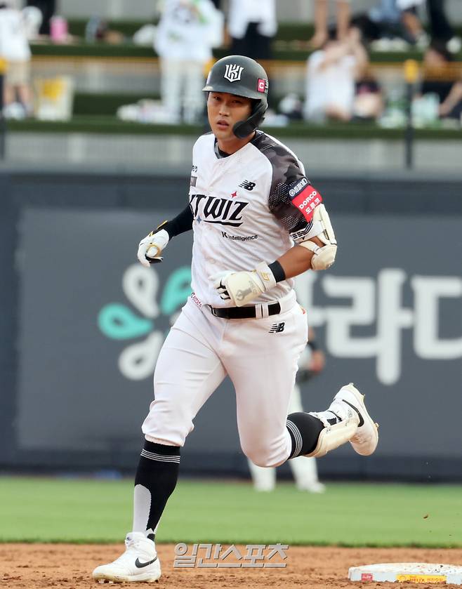 10일 오후 수원 KT위즈파크에서 열린 2025 프로야구 롯데와 KT 경기. KT 배정대가 3회 동점 좌월 2점 홈런을 날리고 그라운드를 돌고 있다. 수원=정시종 기자 capa@edaily.co.kr /2025.06.10.
