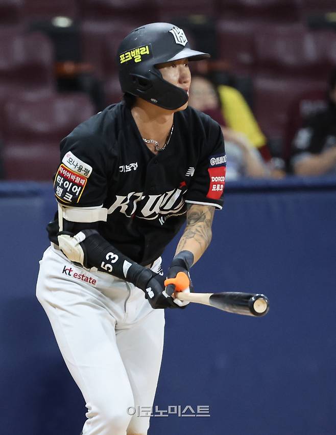 2025 KBO리그 프로야구 키움히어로즈와 kt위즈의 경기가 17일 오후 서울 고척스카이돔에서 열렸다. 연장 10회초 무사 1루 김민혁이 1타점 적시 2루타를 치고 있다. 고척=김민규 기자 mgkim1@edaily.co.kr /2025.08.17/