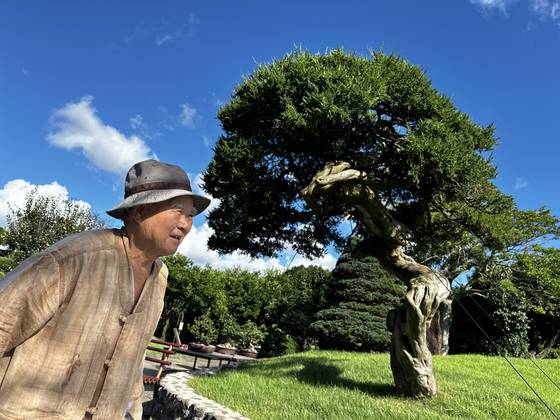 성범영 생각하는 정원 원장이 지난달 25일 한국향나무 앞에서 미소를 짓고 있다. 최충일 기자