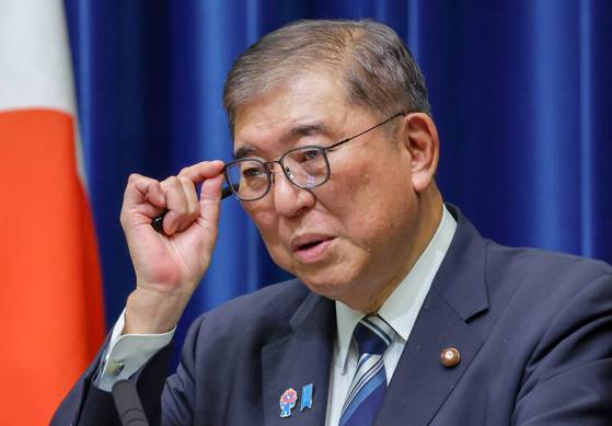 이시바 시게루 일본 총리가 지난 7일 긴급회견을 열고 퇴진 의사를 밝히고 있다. EPA·지지통신=연합뉴스