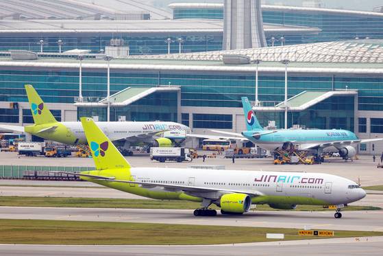 인천국제공항에 계류 중인 진에어와 대한항공 여객기. 사진 연합뉴스