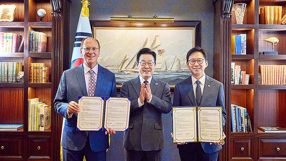 이재명 대통령이 22일(현지시간) 미국 뉴욕의 한 호텔에서 래리 핑크 세계경제포럼 의장 겸 블랙록 회장(왼쪽)과 만나 인공지능(AI)과 재생에너지 분야 협력 양해각서(MOU)를 체결했다. 오른쪽은 배경훈 과학기술정보통신부 장관. 대통령실사진기자단