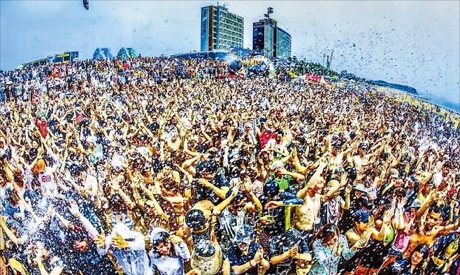 충남 보령시는 ‘육각형 관광도시’ 사업을 통해 사계절 내내 즐길 수 있는 관광 생태계를 조성한다. 사진은 올해 대천해수욕장에서 열린 보령머드축제 현장. /보령시 제공