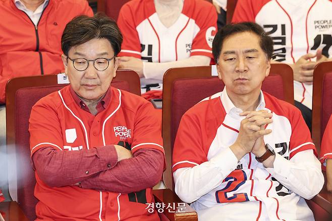 권성동 전 원내대표 겸 공동선대위원장(왼쪽)과 김기현 전 공동선대위원장이 지난 6월3일 서울 여의도 국회 도서관에 마련된 국민의힘 개표 상황실에서 제21대 대통령 선거 방송3사 출구조사 결과를 보며 굳은 표정을 짓고 있다. 한수빈 기자