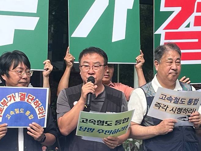전북지역 40여 개 노동·시민사회단체는 전주 중화산동2가 김윤덕 국토교통부 장관 지역사무실 앞에서 기자회견을 열고 정부의 ‘교차운행 시범사업’을 비판하며 고속철도(KTX·SRT) 통합을 촉구하고 있다. 전북개헌운동본부 제공