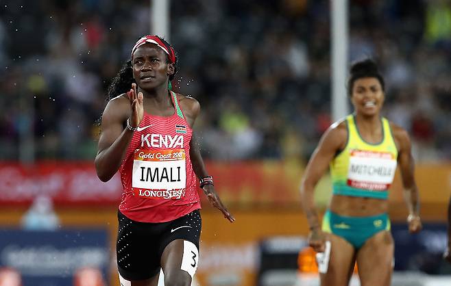 세계육상연맹의 유전자 검사와 새로운 성별 규정 때문에 우간다·케냐 등 아프리카 출신 여성 선수들이 경기장 밖으로 밀려나고 있다고 CNN이 보도했다. 케냐의 막시밀라 이말리(왼쪽)도 혈액검사 후 고(高) 테스토스테론 수치가 나왔다는 이유로 출전 금지 통보를 받았다. 사진은 2018년 호주 코먼웰스 게임 육상 여자 400미터 경주에 참여한 막시밀라 이말리 게티이미지.