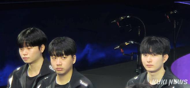 KT 선수단이 23일 서울 종로구 롤파크 LCK 아레나에서 열린 ‘2025 LCK FINALS 미디어데이’에 참석하고 있다. 송한석 기자