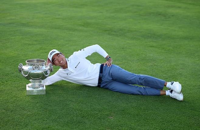 DP월드투어 페덱스 프랑스 오픈 우승컵과 함께 포즈를 취하고 있는 마이클 김. DP월드투어