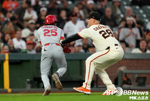 샌프란시스코 3루수 맷 채프먼이 세인트루이스 주자 토마스 소제이시를 아웃시키고 있다. 사진(美 샌프란시스코)=ⓒAFPBBNews = News1