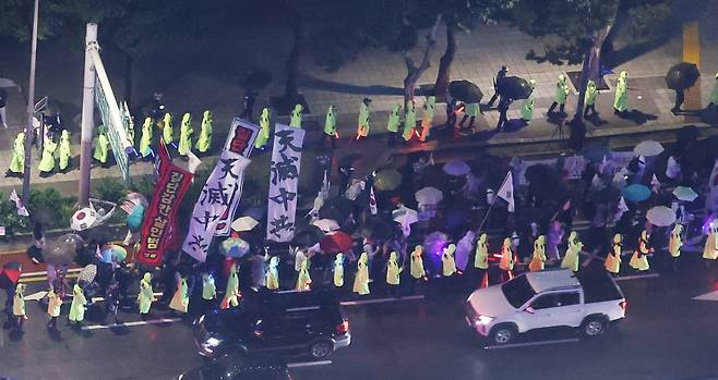 윤석열 전 대통령을 지지하는 보수 성향의 단체들이 19일 서울 명동에서 집회가 제한되자 종각 인근에서 ‘반중 시위’ 행진을 하고 있다. 중국인 관광객들이 많고 주한 중국대사관이 위치한 서울 명동에서 집회가 제한되자 인근 도심에서 행진이 열린 것이다. /사진=뉴스1.