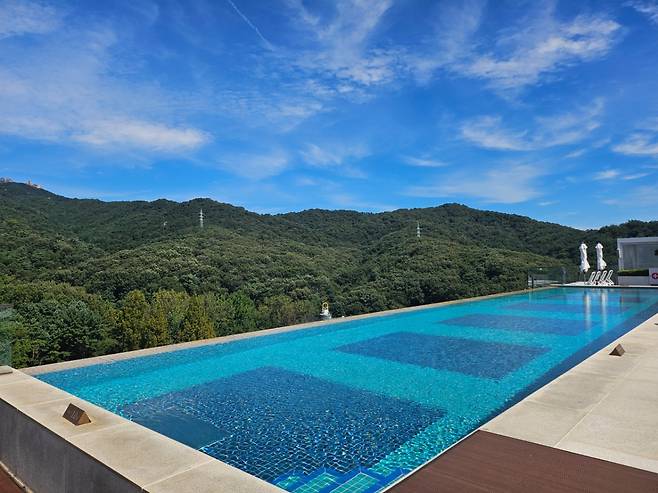 한화호텔앤드리조트 안토 인피니티 풀 풍경/사진=김온유 기자