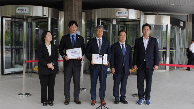 ▲더불어민주당 '정치검찰 조작기소대응특위'가 법무부에 대장동 2기 수사팀에 대한 감찰을 요청하고 있다. ⓒ한준호 의원 페이스북 갈무리