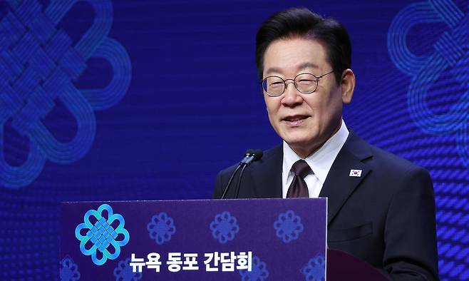 이재명 대통령이 22일(현지 시간) 미국 뉴욕의 한 호텔에서 열린 동포 간담회에서 인사말을 하고 있다. 뉴욕=뉴시스