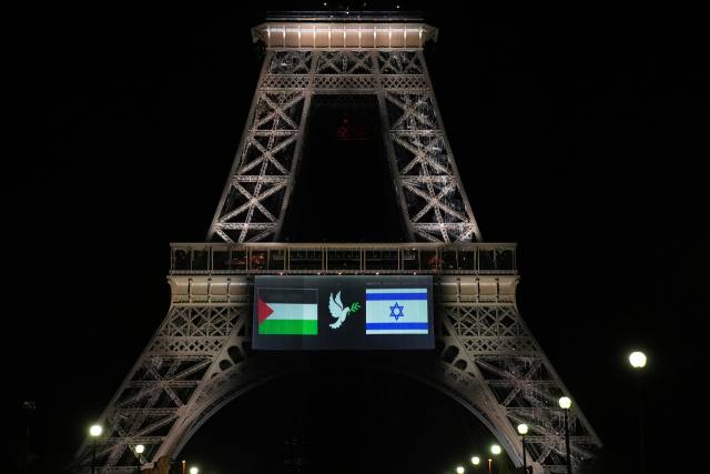 21일(현지 시간) 프랑스 파리 에펠탑에 설치된 대형 전광판에 팔레스타인 국기와 이스라엘 국기가 표시돼 있고, 그 사이에 평화를 상징하는 비둘기 문양이 자리해 있다. 22일 프랑스의 팔레스타인 국가 공식 인정을 앞두고 이 같은 이미지가 전광판에 투사됐다./AFP연합뉴스