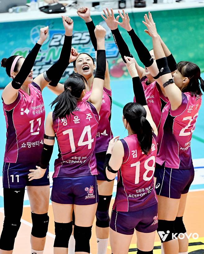 여자배구 흥국생명 선수들이 23일 여수 진남체육관에서 열린 컵대회 페퍼저축은행전에서 득점 후 기뻐하고 있다. KOVO 제공