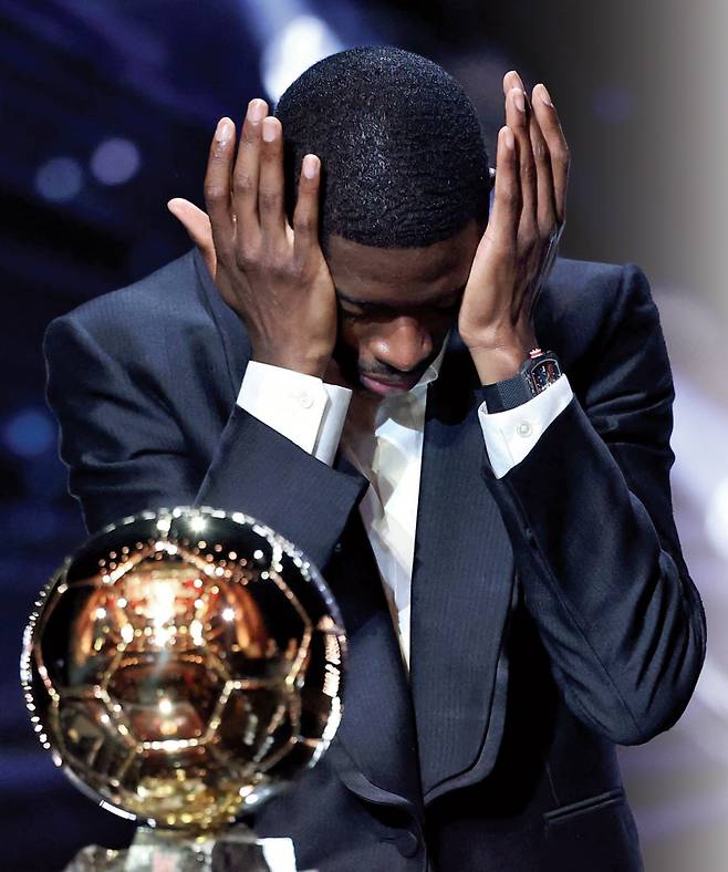 파리 생제르맹 우스만 뎀벨레가 23일 열린 2025 발롱도르 시상식에서 눈물을 흘리고 있다. AFP연합뉴스