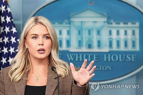 브리핑하는 캐롤라인 레빗 대변인 (로이터=연합뉴스) 캐롤라인 레빗 백악관 대변인이 22일(현지시간) 백악관에서 브리핑을 진행하고 있다. 2025.9.22