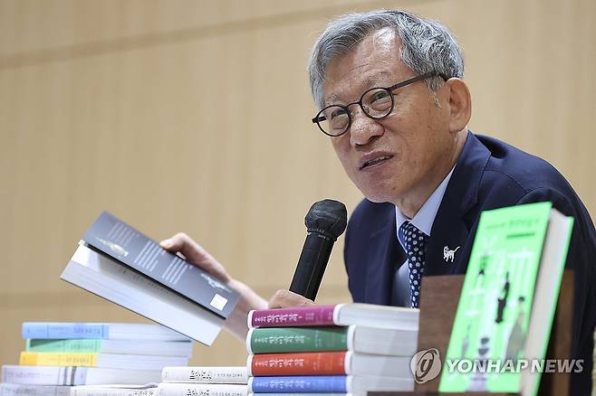 출간 기념 기자간담회하는 유홍준 관장 (서울=연합뉴스) 강민지 기자 = 유홍준 국립중앙박물관 관장이 23일 서울 마포구 창비서교빌딩에서 '모두를 위한 한국미술사', '외국인을 위한 한국미술사' 출간 기념 기자간담회를 하고 있다. 2025.9.23 mjkang@yna.co.kr