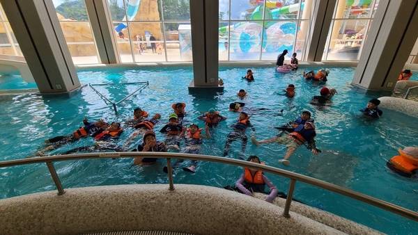 ▲ 홍동초등학교 전교생은 지난 8월 29일 예산군 덕산면에 있는 한 워터파크를 방문했다. 사진=김용조 명예기자