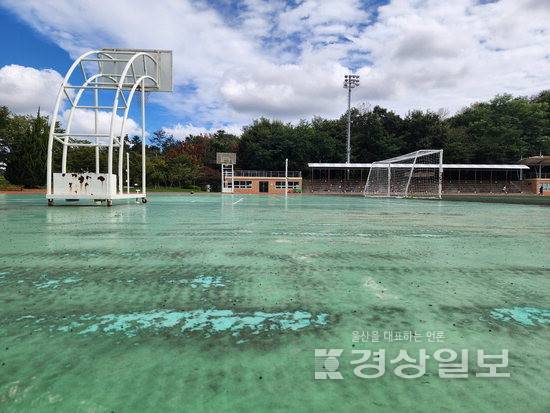 ▲ 농구장 바닥도 코팅이 군데군데 벗겨져 있다.