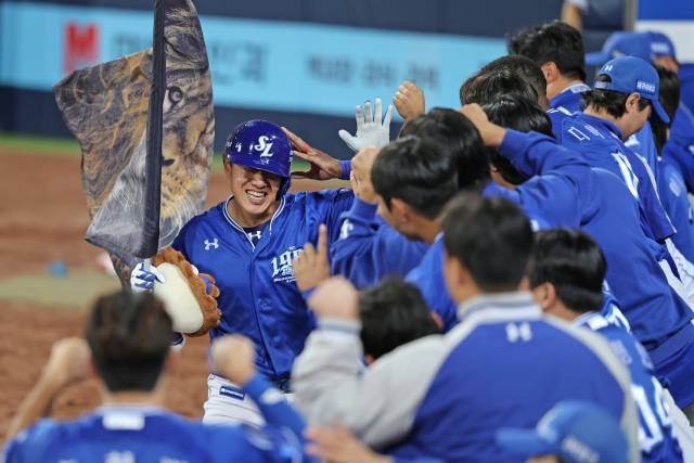 삼성 라이온즈의 이성규가 23일 대구에서 열린 두산 베어스와의 경기 6회말 역전 솔로 홈런을 친 뒤 덕아웃으로 들어오자 동료들이 반겨주고 있다. 삼성 제공