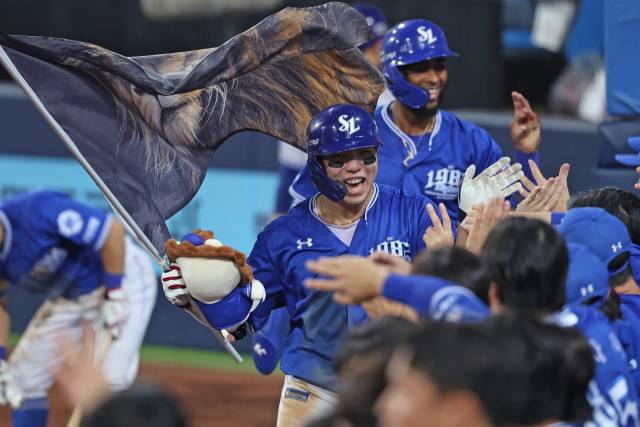 삼성 라이온즈의 김영웅은 24일 대구에서 열린 롯데 자이언츠와의 경기 4회말 2점 홈런을 친 뒤 덕아웃으로 들어오자 동료들이 반겨주고 있다. 삼성 제공