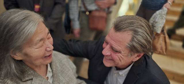 빈리히 호프 ‘무직페스트 베를린’ 예술감독이 23일 부산시향 공연에 앞서 재독작곡가 박영희 선생을 찾아가 인사를 나누고 있다. 박석호 기자