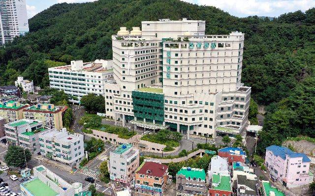 폐쇄된 채 방치되고 있는 부산 금정구 침례병원. 정종회 기자 jjh@