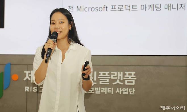 웰니스 콘텐츠 스타트업 '넉아웃(KNOCKOUT)'을 창업한 박세인 전 대표가 24일 오후 2시 제주대학교 공과대학 3호관 대강당에서 열린 JDC 대학생아카데미에서 강연하고 있다. ⓒ제주의소리