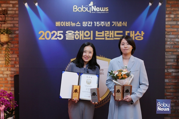 서은영 더블하트 실장(오른쪽)과 조연서 과장이 23일 오후 서울 마포구 베이비뉴스 스튜디오에서 열린 2025 올해의 브랜드 대상 시상식 포토존에서 기념촬영을 하고 있다. 더블하트는 젖병, 노리개젖꼭지, 빨대컵, 젖병세정제 등 4개 부문에서 1위를 차지했다. 이효상 기자 ⓒ베이비뉴스 