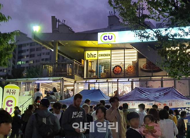 서울세계불꽃축제 당시 CU 여의도 인근 매장 앞에 모인 시민들. (사진=CU)